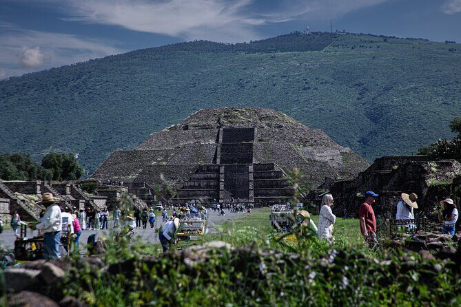 Guided Tour in Pyramids + Transportation + Breakfast in Cueva - References