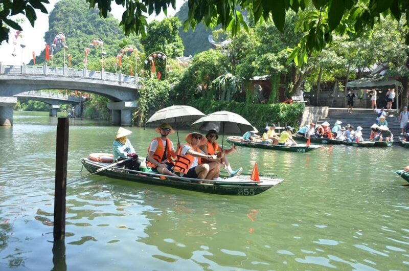 HA NOI : HOA LU - TRANG AN - MUA CAVE DAY TRIP BY LIMOUSINE - Who Will Love This Tour?