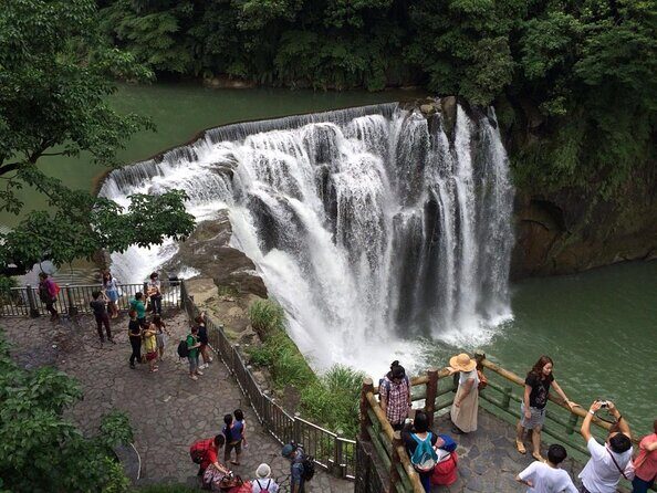 Half Day Private Tour to Jiufen, Shifen Waterfall & Pingxi Sky Lantern - Who Should Consider This Tour?