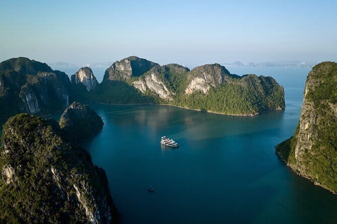 HALONG BAY LUXURY IRIS CRUISE DAY TRIP-BEST SELLER: Kayak, Music - An In-Depth Review of the Halong Bay Iris Cruise Day Trip