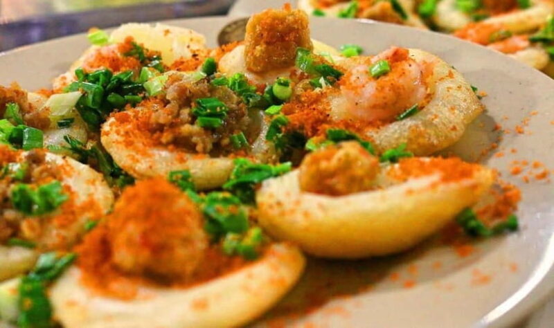 HCM: Best Street Food & Sightseeing Tour with Friendly Guide - Food and Beverage Considerations