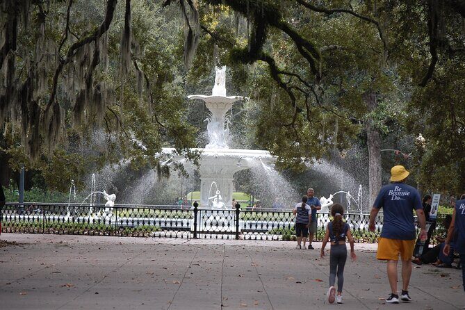 Heart of Savannah History Walking Tour - 2hr - Where Forrest Gump Sat — Chippewa Square