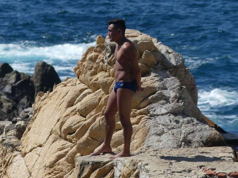 *High Cliff Diver Show & Round Trip Transportation - The Sum Up