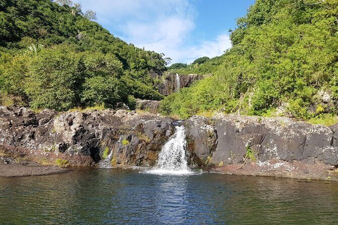 Hiking Trip Full-Day: The Magnificent 7 Waterfalls Sept Cascades including Lunch - A Gourmet Picnic in Nature