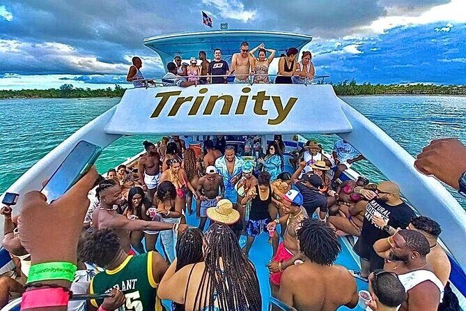 Hip Hop solo para adultos PartyBoat con Bebidas ilimitadas y Bar - What Makes This Tour Stand Out