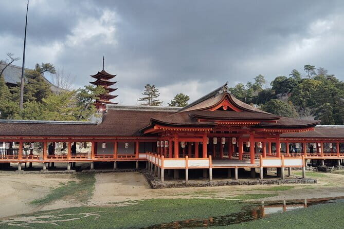 Hiroshima Shukkei-en Garden with local guide 90min - The Sum Up
