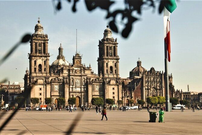Historic Neighborhoods & Monuments: Hop-On, Hop-Off Mexico City - A Practical Guide to the Mexico City Hop-On, Hop-Off Tour