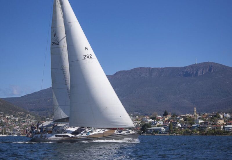Hobart: Luxury Yacht Scenic Sailing Tour with Snacks - Authenticity and Guest Experience