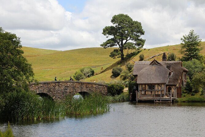 Hobbiton Movie Set and Waitomo Caves Exclusive (1-6 traveler) - FAQs
