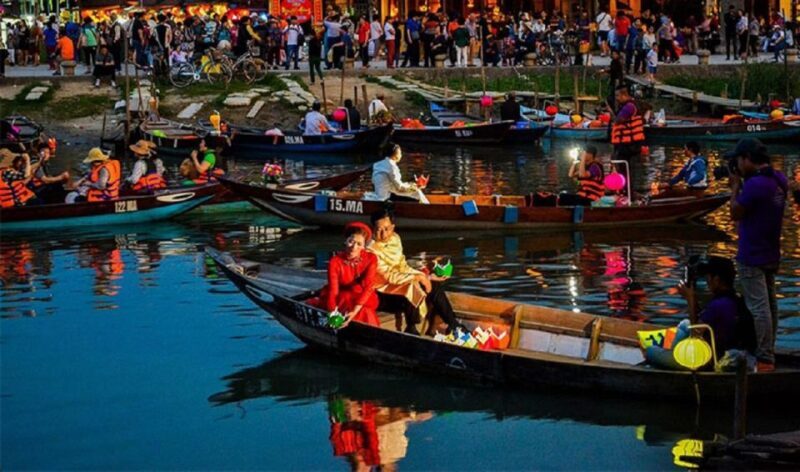 Hoi An : Hoai River Boat Trip by Night and Floating Lantern - Key Points