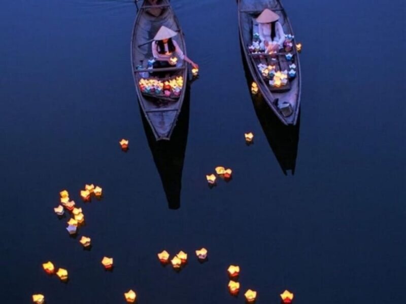 Hoi An: Night Boat Trip and Release Lantern at Hoai River - The Guides and Group Dynamics