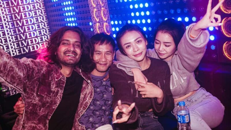 Hong Kong: 3-Hour Lan Kwai Fong Pub Crawl - The Social Element: Meeting People and Having Fun