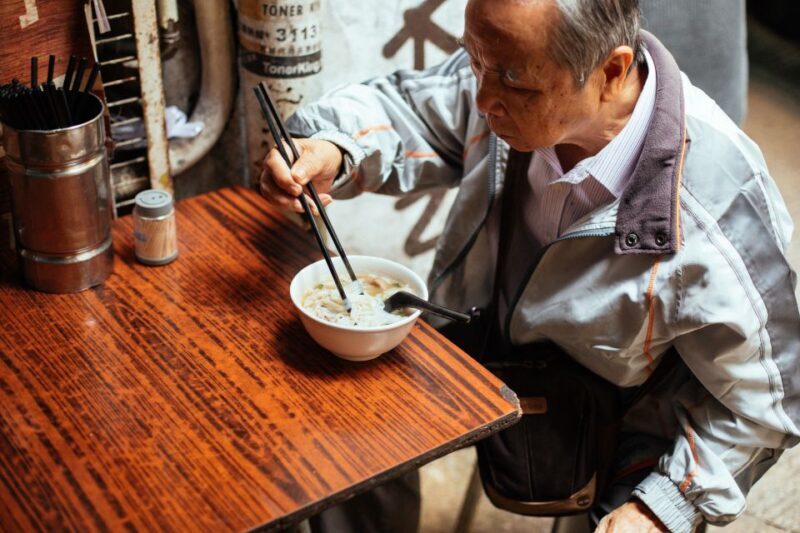 Hong Kong: Private Food Tour with 10 Tastings - Why This Tour Works Well