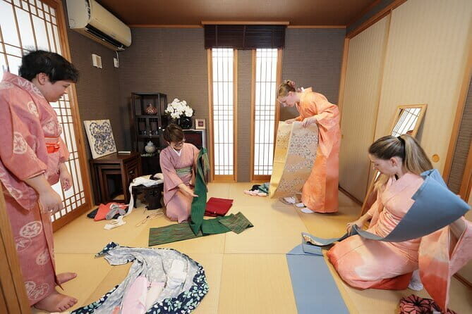How to wear a Kimono Lesson at West side of Tokyo - The Experience: From Kimono to Tea and Photos