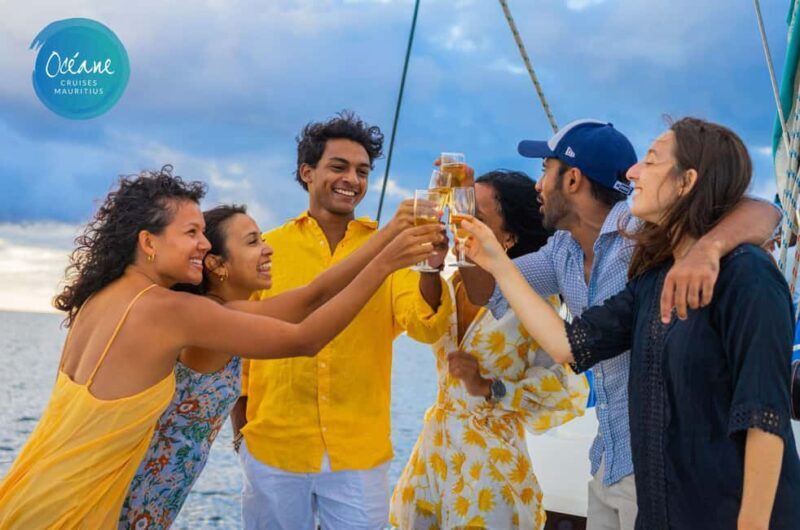 Ile Aux Bénitiers : Private Cataman Cruise w/ Gourmet Lunch - The Sum Up