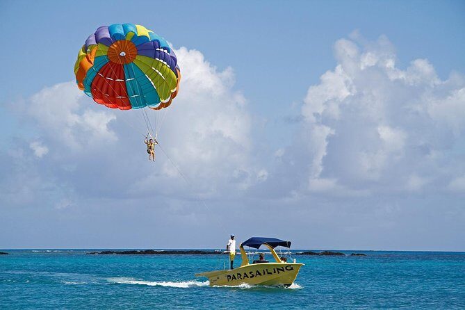 Ile aux Cerf: Speed boat with Parasailing & Tube Riding and Lunch - Key Points