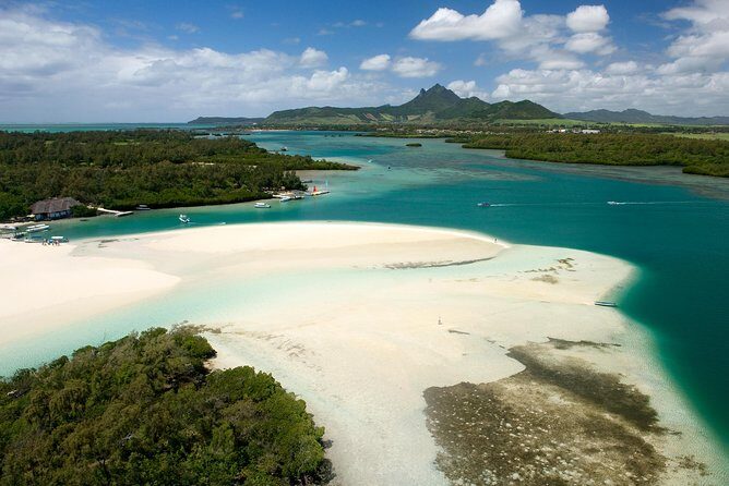 Ile aux Cerf: Speed boat with Parasailing & Tube Riding and Lunch - Lunch at Islet Margenie