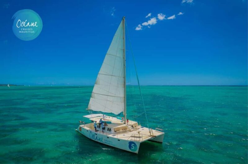 Île aux Cerfs : Private Catamaran Cruise with Gourmet Lunch - An Authentic, Relaxed Day on the Water