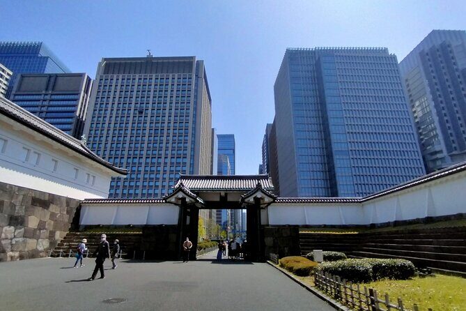 Imperial Palace East Garden and Heritage of Edo Castle Tour - The Guide’s Role and Group Dynamics