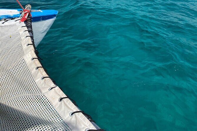 Isla Mujeres Basic Tour in Catamaran with Snorkel and Open Bar - Group Size and Atmosphere