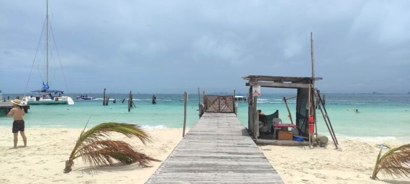Isla Mujeres: Catamaran with Open Bar, Snorkeling and Lunch - The Experience and the Crew