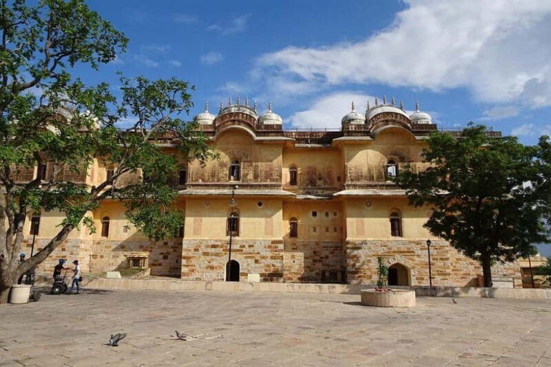 Jaipur: 4 Hours Nahargarh and Jaigarh Forts Tuk-Tuk Tour - Jaigarh Fort: A Majestic Cliff-top Stronghold