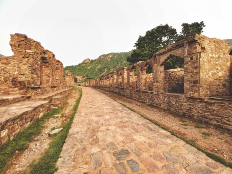 Jaipur: Haunted Bhangarh Fort and Abhaneri Stepwell Day Trip - A Balanced Perspective
