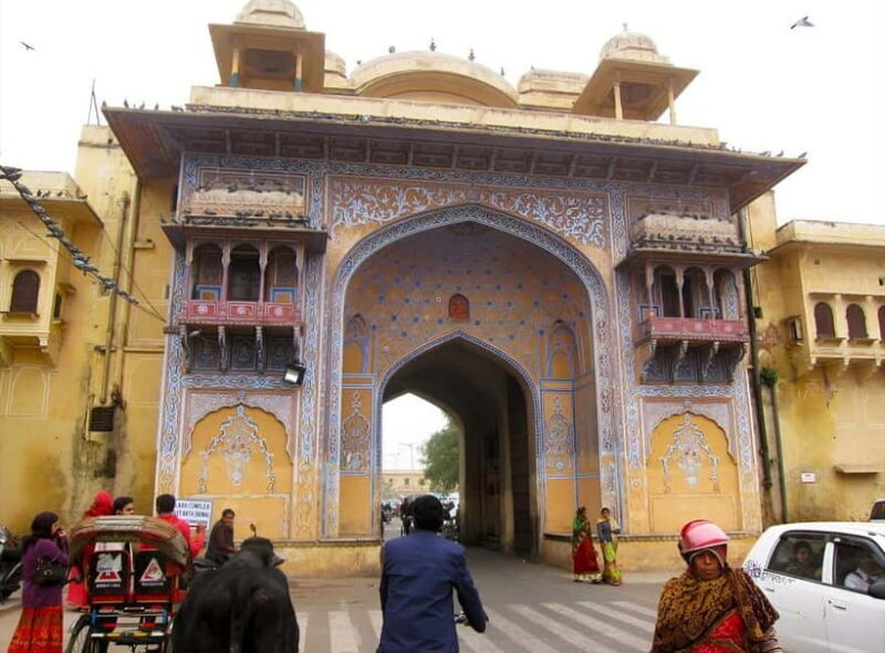 Jaipur: Historical Walking Tour and Street Food Tasting - Strolling Through the Pink City