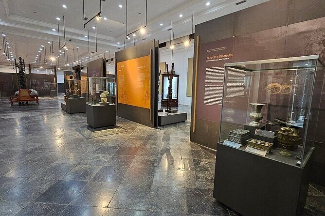 Jakarta: Miniature Park, National Museum & Traditional House Tour - Who Should Book This Tour?
