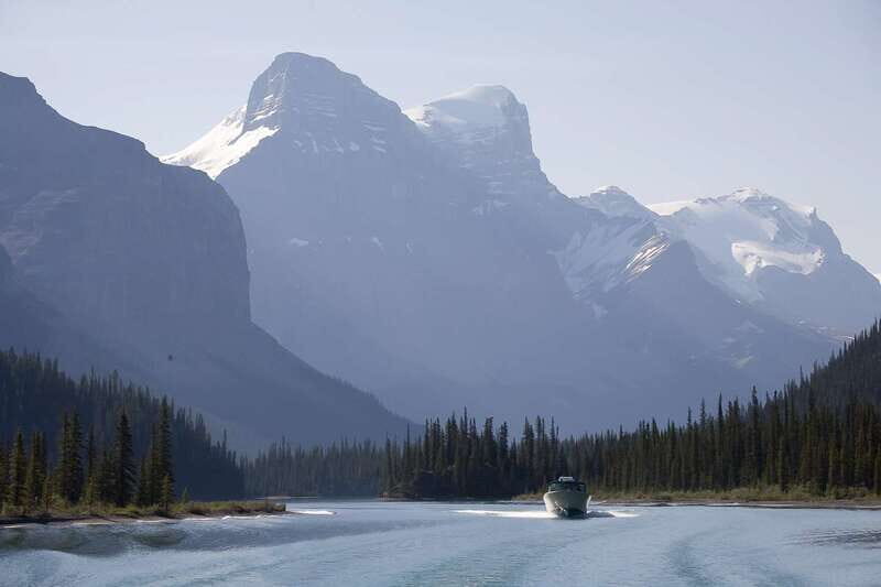 Jasper: Wildlife and Waterfalls Tour with Maligne Cruise - Maligne Lake and Spirit Island: The Iconic View