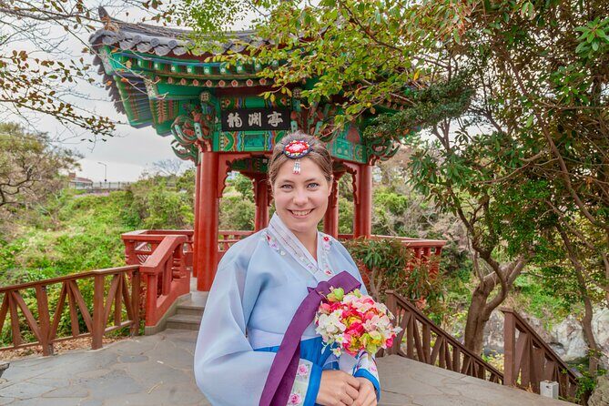 [Jeju] Hanbok Private guide tour & photo session in beautiful Yongduam rock, - Who Should Consider This Tour