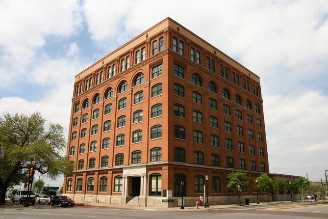 JFK Assassination Tour with JFK Museum and Oswald's Rooming House - An Overview of the Tour Experience