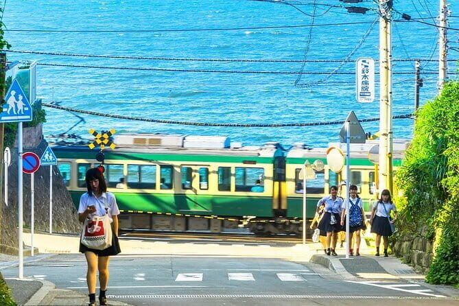 Kamakura Enoshima and Yokohama night view day Tour from Tokyo - Yokohama at Twilight: Modern Meets Nostalgic