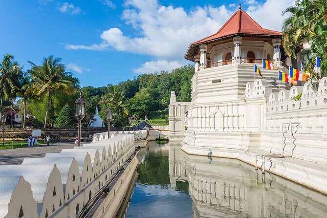 Kandy City Sightseeing and Ambuluwawa Tower by Tuk Tuk Tour - FAQ