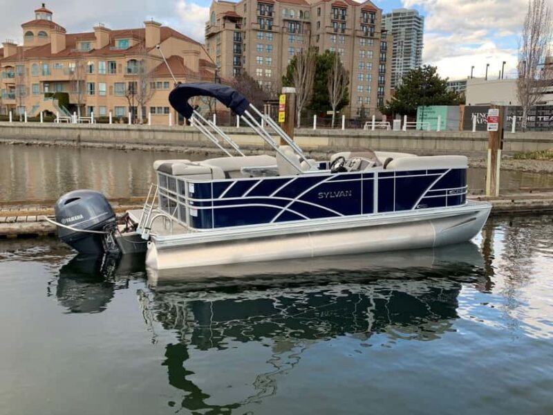 Kelowna: Sylvan Mirage Cruise Pontoon for rent - A Closer Look at the Kelowna Sylvan Mirage Cruise Pontoon Experience