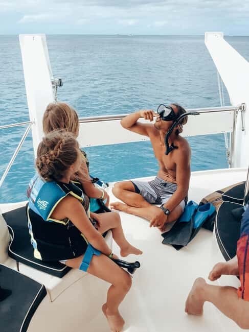 Ko Olina Exclusive Snorkel + Lunch - Lunch on Deck: Hawaiian Flavors in a Relaxed Setting