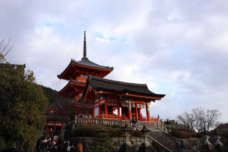 Kyoto: Fushimi Inari-taisha y Kiyomizu-dera (Spanish Guide) - Exploring Kyoto’s Sacred Sites: A Practical and Enjoyable Tour