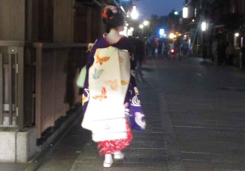 KYOTO-NARA: Giant Buddha Deer Pagoda "Geisya" (Italian, full day) - Who Will Benefit Most?