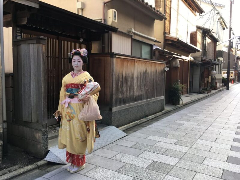 Kyoto: The Geisha Districts of Kyoto Walking Tour - Starting Off in Gion — A Warm Welcome and Introduction