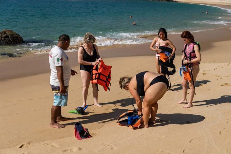 La Crucecita: Hiking and Snorkling/ Drinks and Fruits - Introduction to the Tour Experience