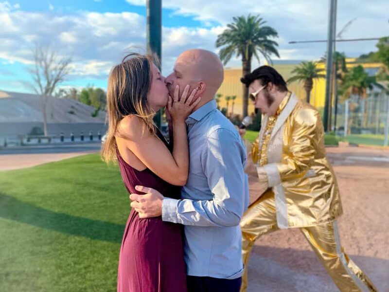 Las Vegas: Gold Elvis Vow Renewal or Wedding at Welcome Sign - FAQ