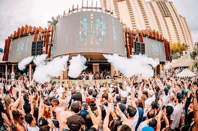 Las Vegas Pool Crawl with Party Bus & Free Drinks - Analyzing the Value