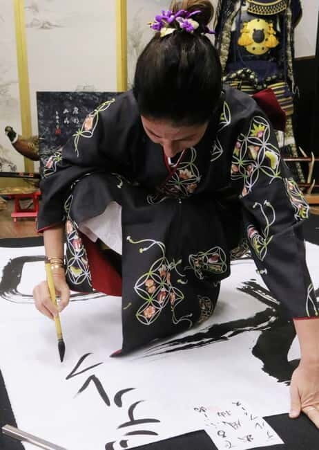 Learning Shodo with a kimono and Trying Samurai Calligraphy - Practical Tips