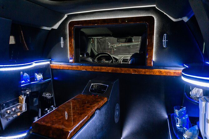 Lincoln Strecth Limo from Costa Mujeres to Cancun Airport - Who is This Best For?