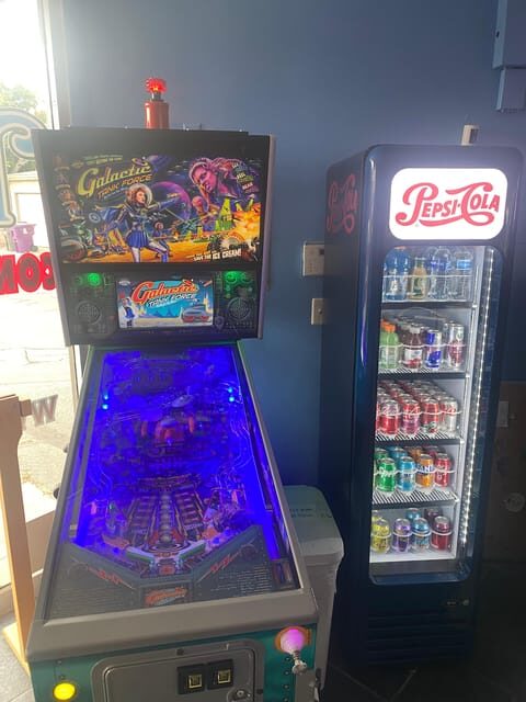 Long Beach: Pinball Arcade 40 Pinball Machines on Freeplay - Playing and Pacing