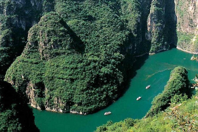 Longqingxia Gorge Cruise and Guyaju Cave Dwellings Private Day Tour - An Overview of the Experience