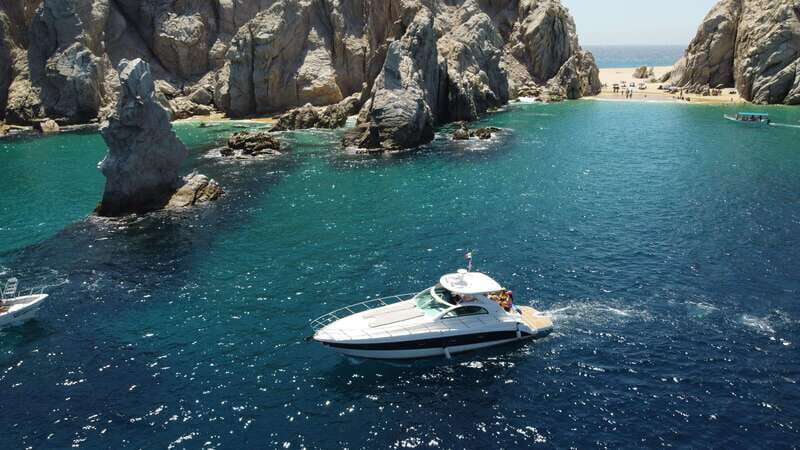 LOS CABOS: PRIVATE BAY AND ARCH TOUR. LUXURY YACHT - Water Activities: Snorkel, Paddleboard, and Floating Devices