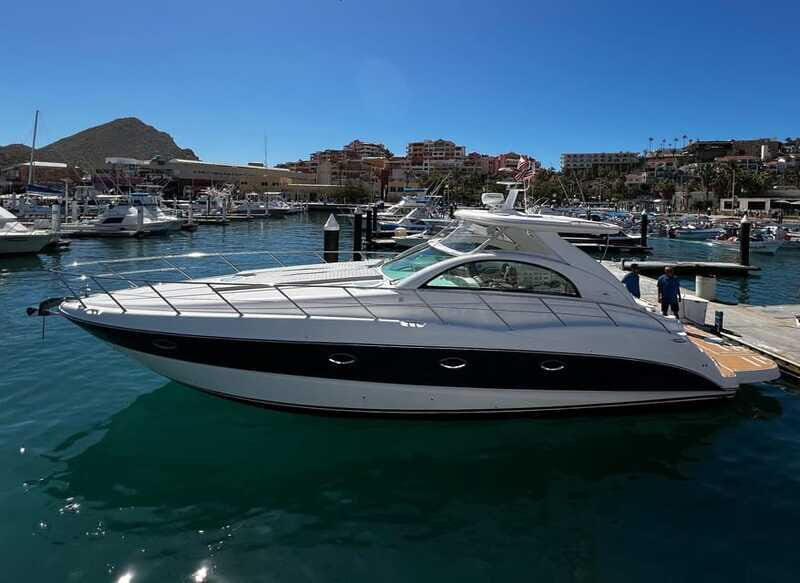 LOS CABOS: PRIVATE BAY AND ARCH TOUR. LUXURY YACHT - The Crew and Comfort
