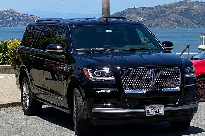 Luxury transfer between San Francisco and SFO Airport - Including Luggage Assistance