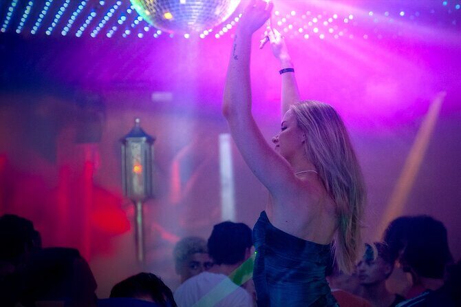 Madness tour bar crawl Playa del carmen open bar - Group Size and Atmosphere